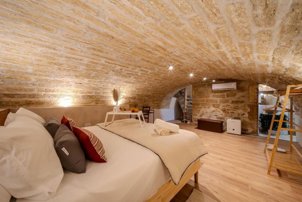 La Suite Eximia Avec Patio - Parking Souterrain Inclus - Centre Historique Монпелие Екстериор снимка